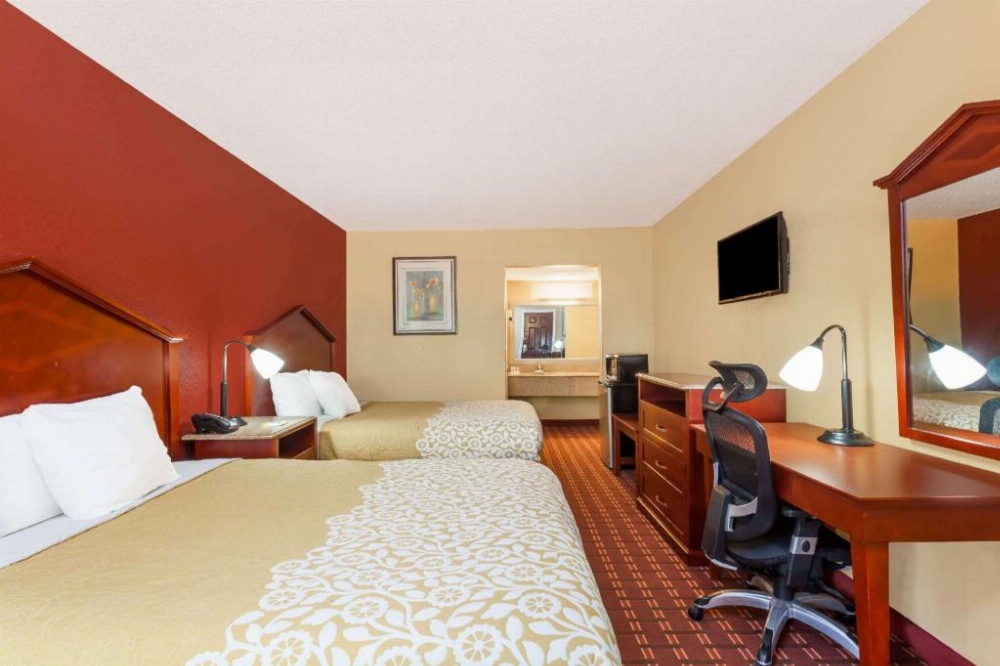 Days Inn by Wyndham Columbia Image 12