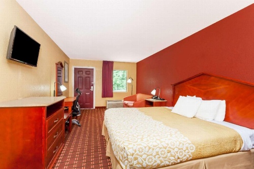 Days Inn by Wyndham Columbia image 2
