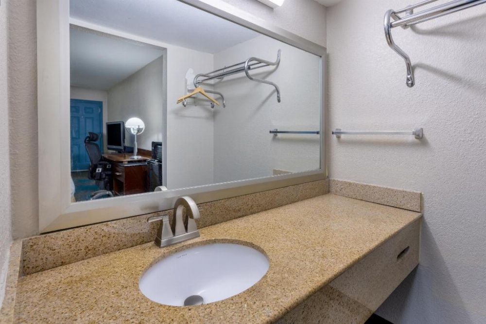 Days Inn by Wyndham Columbia Image 20