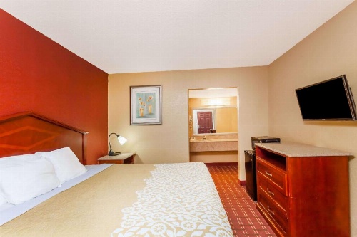 Days Inn by Wyndham Columbia image 8